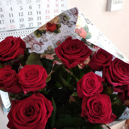червоні рози в пакуванні фото букета на новий рік