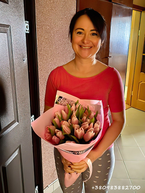 фото букета 25 ніжно-рожевих тюльпанів
