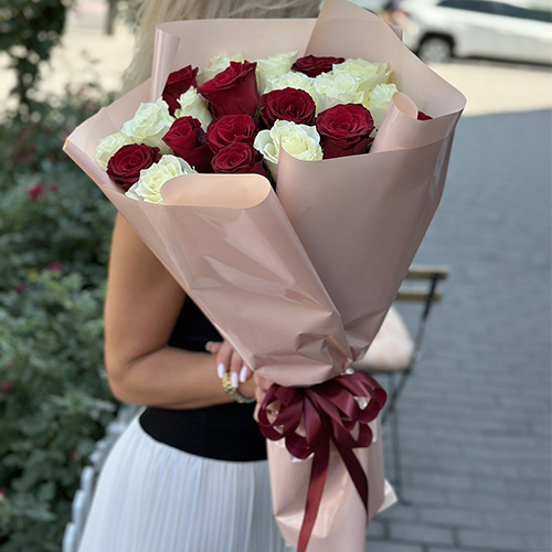 Фото товара 21 червона та біла троянда у Львові