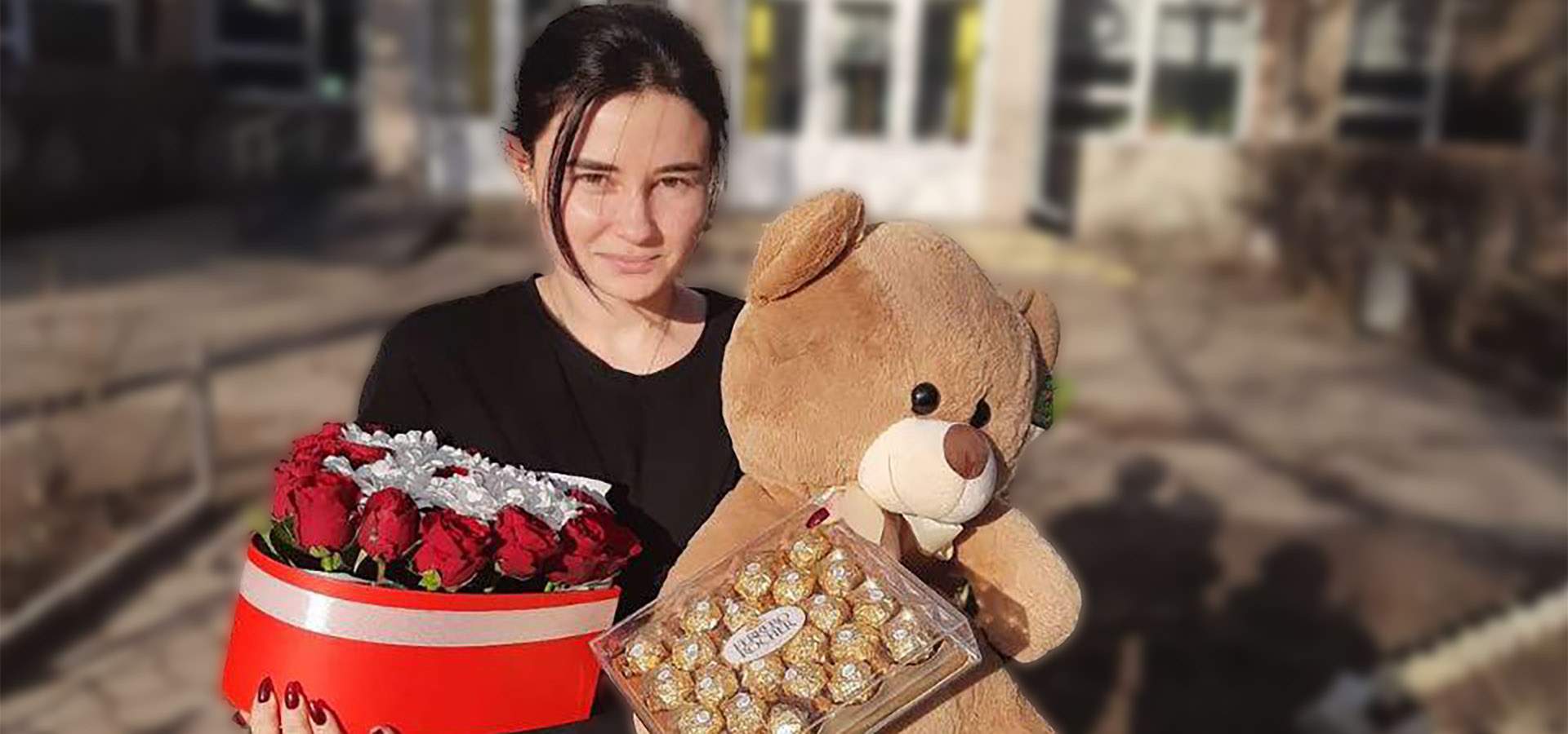 дівчина з букетом квітів